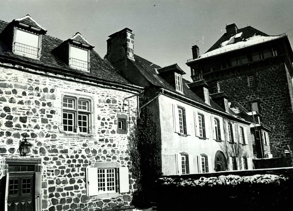 ensemble sud du logis, façade ouest de la tour, vue générale