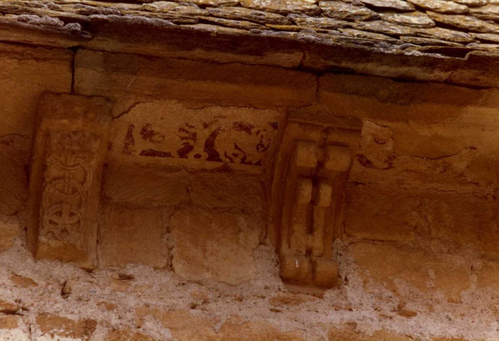 façade latérale sud, détail des modillons sculptés et fragment de peinture monumentale