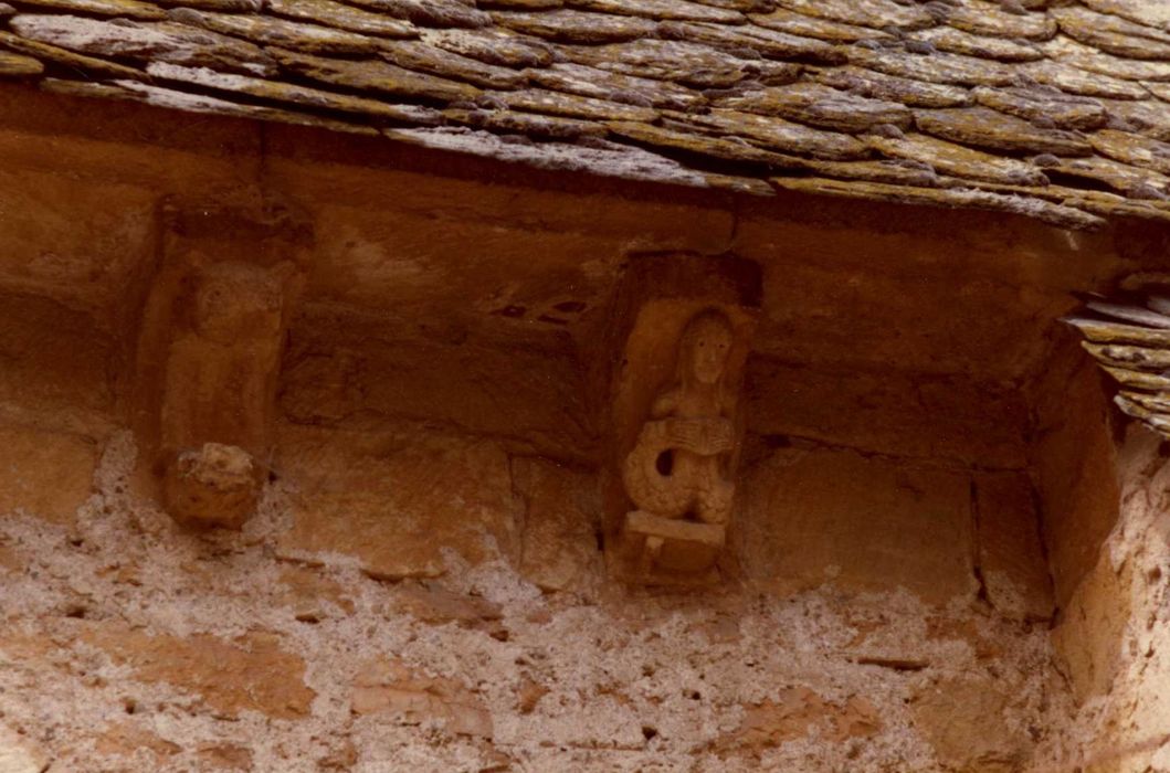 façade latérale sud, détail des modillons sculptés