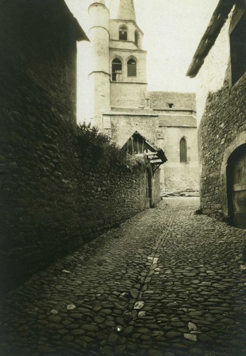 vue partielle de l’église dans son environnement depuis le Sud