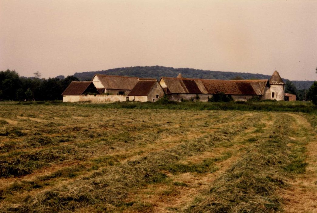 vue générale des bâtiments dans leur environnement depuis l’Est