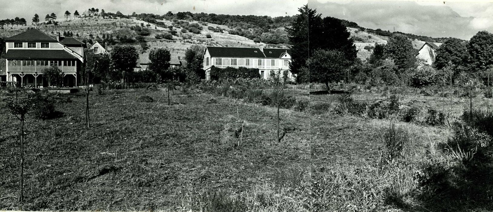 vue générale de la maison dans son environnement depuis le Sud