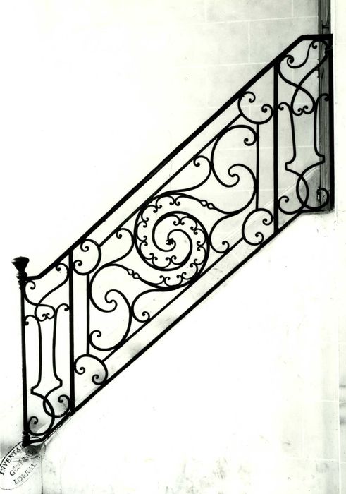 Détail de la rampe en fer forgée de l’escalier menant aux combles