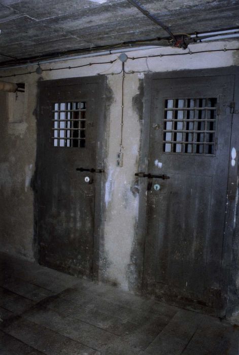 sous-sol, porte des cellules de la prison