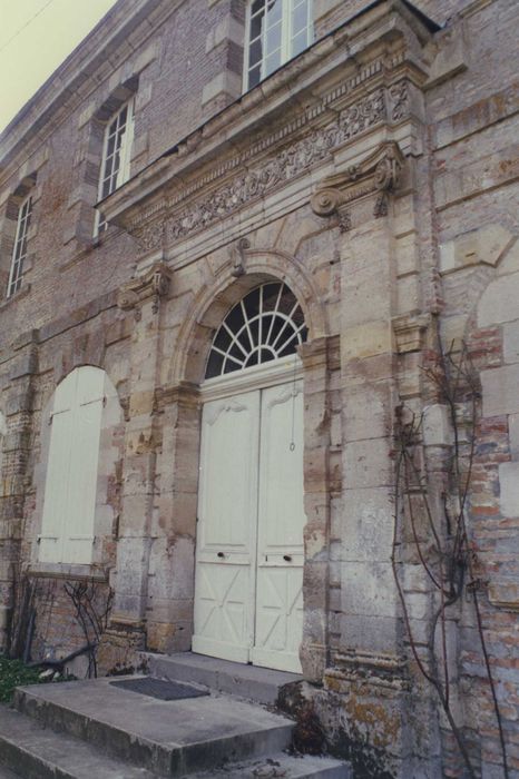 façade nord, détail de la porte d’accès