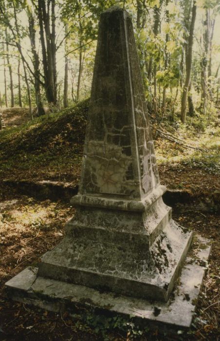 monument élevé « aux défenseurs du fort »