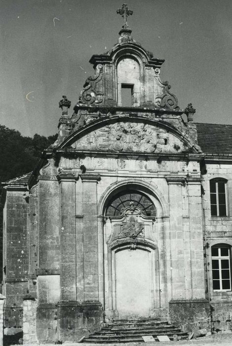 portail sud-est de l’église abbatiale