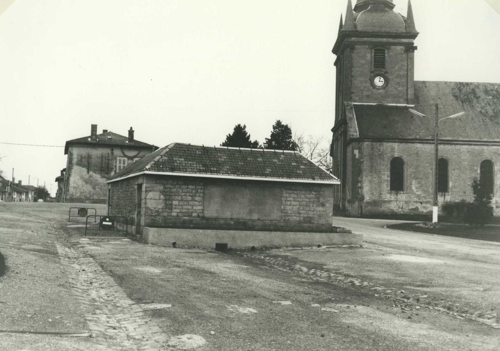 vue générale du lavoir dans son environnement