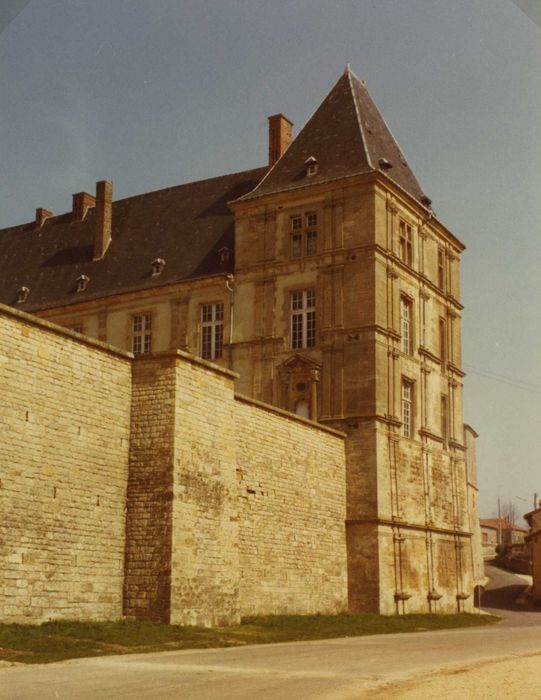 pavillon situé à l’extrémité sud-est de l’aile sud-ouest