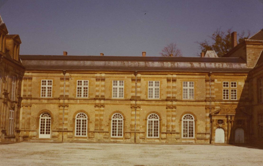 cour d’honneur, aile nord-ouest, façade sud-est