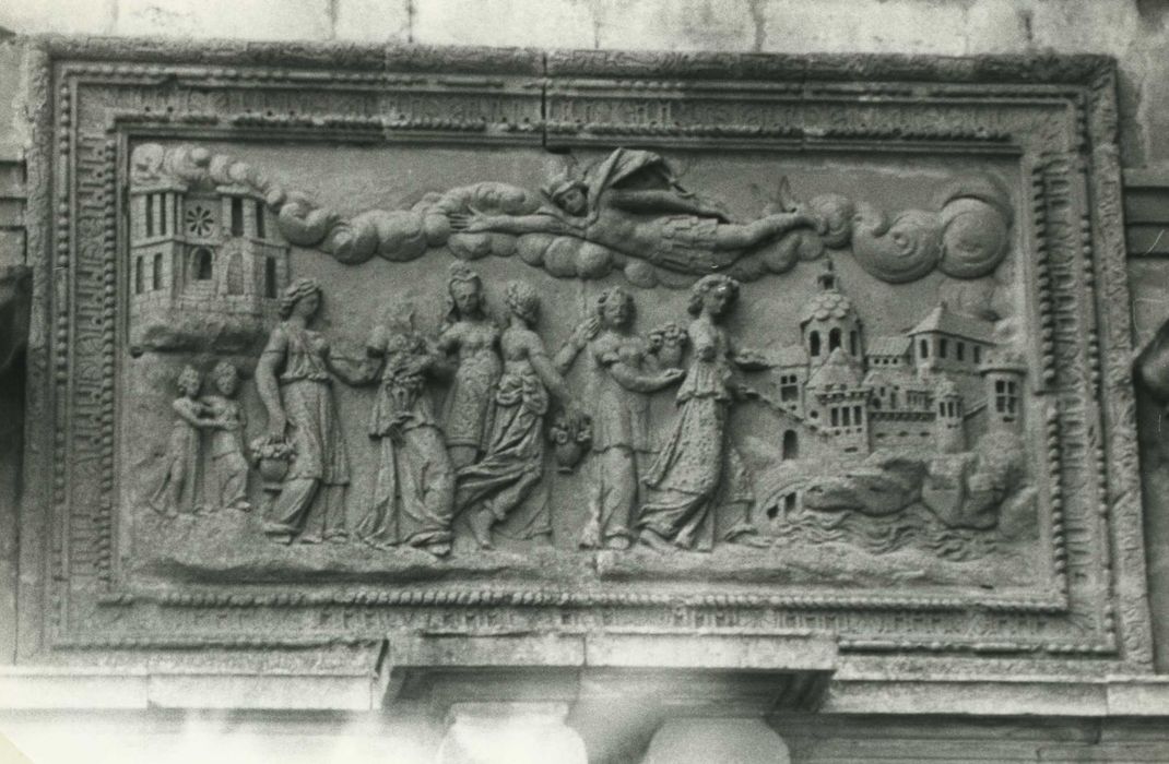 portail situé à l’extrémité nord de l’aile nord-ouest, détail d’un bas-relief