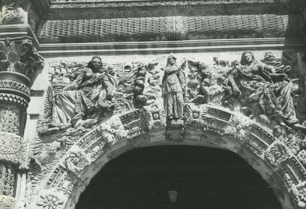 cour d’honneur, grand porche d’accès à la cour des communs, détail