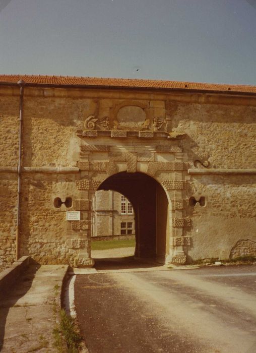 communs, porche d’accès à la cour