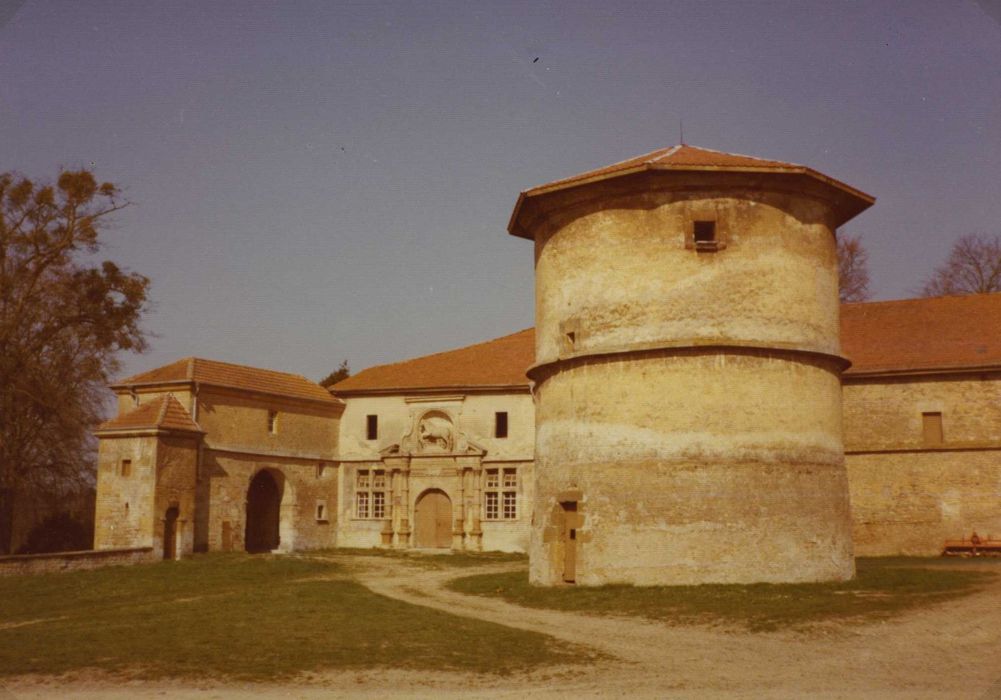 cour des communs, vue générale du pigeonnier