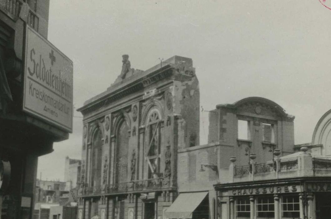 façade sur rue, vue partielle