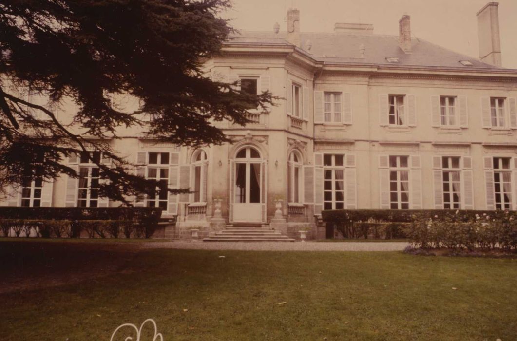 façade sur jardin, vue partielle