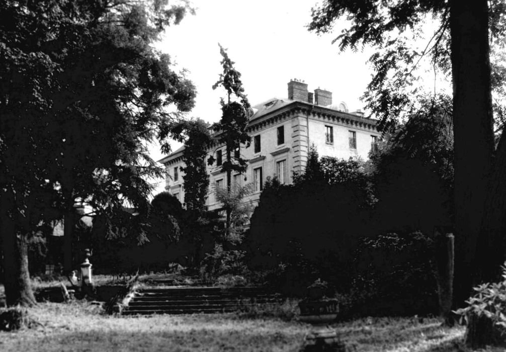 Vue partielle du pavillon depuis le parc