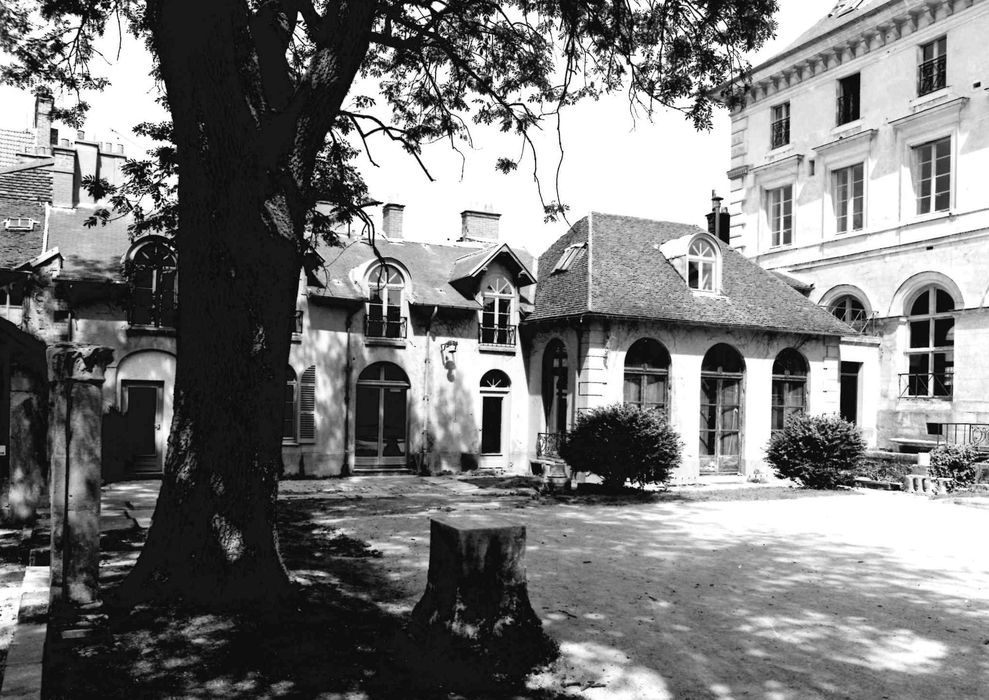 façades des bâtiments, dont l’orangerie, jouxtant l’arrière de l’aile droite