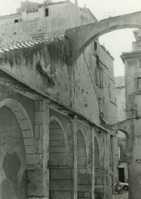 arc de la loggia et arcs de soutien reliant l’édifice aux maisons voisines