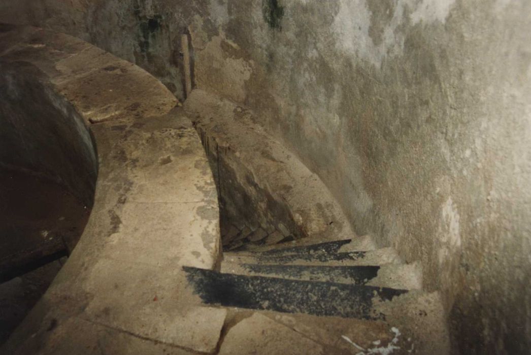 départ de l’escalier à la droite du réservoir