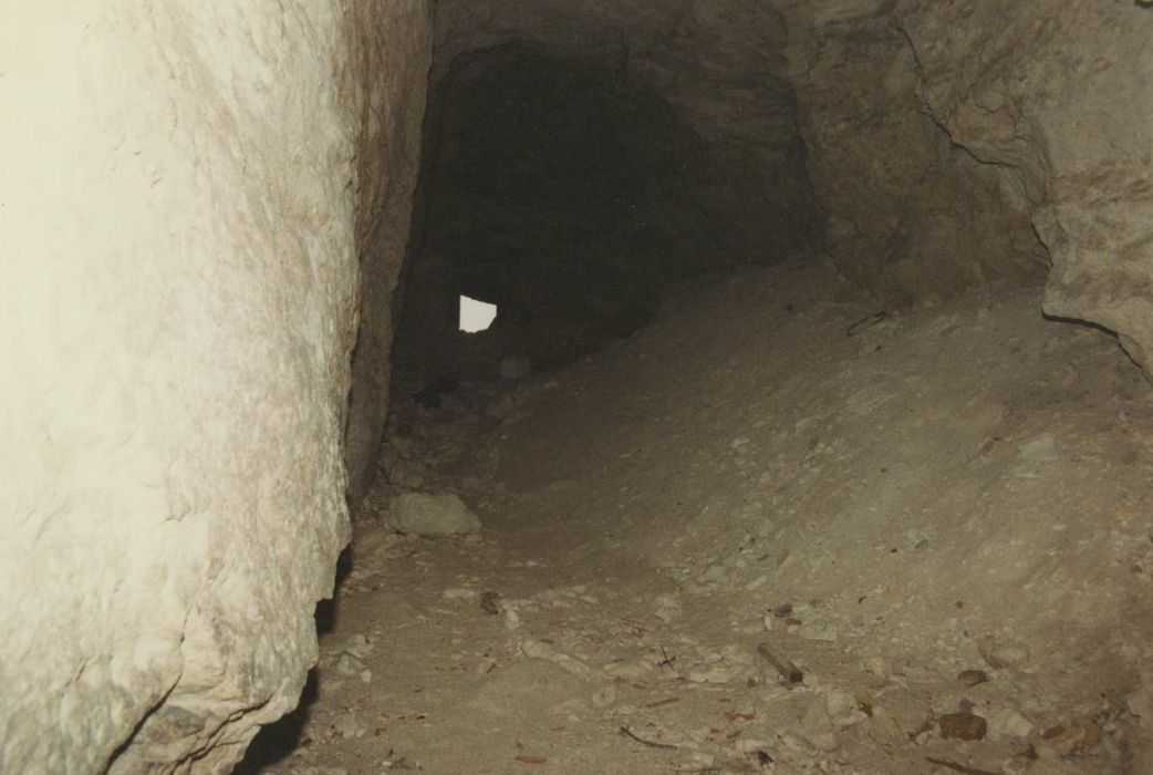 vue de l’intérieur de la grotte vers l’ouverture extérieure