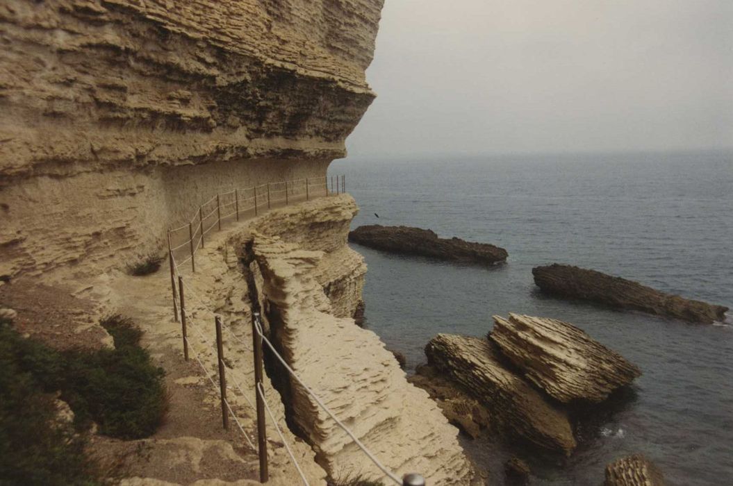 vue générale de la corniche creusée dans la falaise