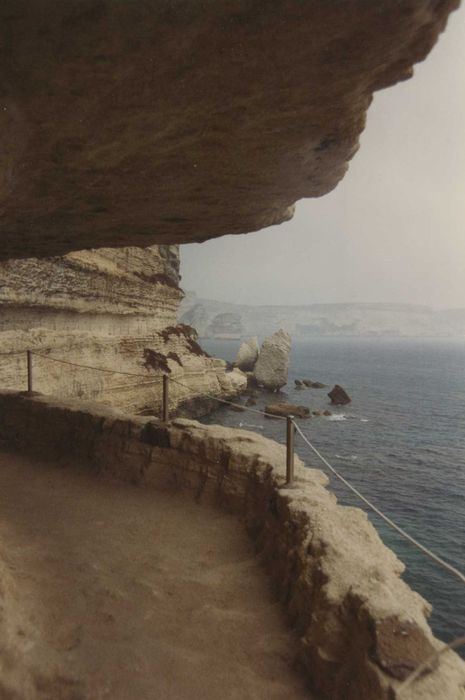 vue générale de la corniche creusée dans la falaise