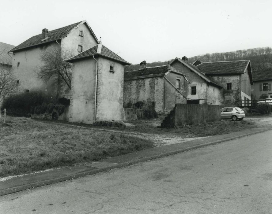 vue générale des bâtiments dans leur environnement depuis le Nord-Ouest