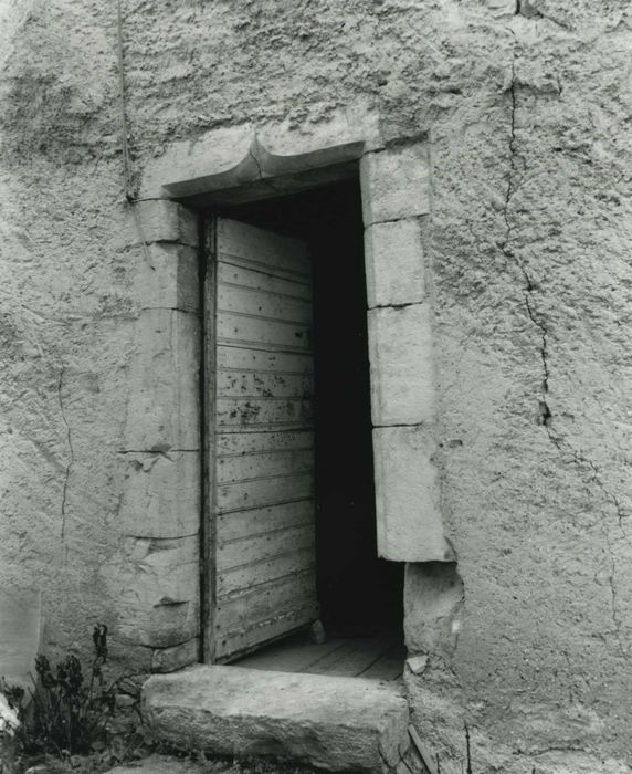 corps de logis, détail de la porte d’accès nord-est