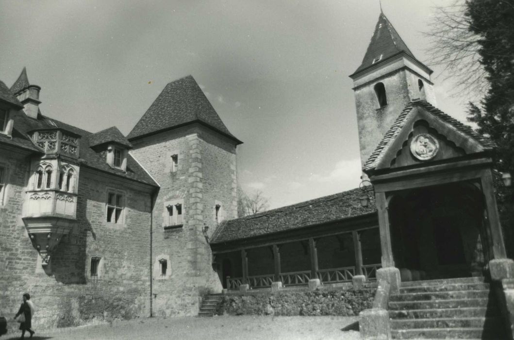 cour, vue partielle des bâtiments depuis le Sud