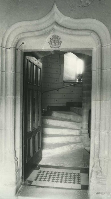 logis, galerie du corps central du rez-de-chaussée, porte ouvrant sur la tour d’escalier du guet