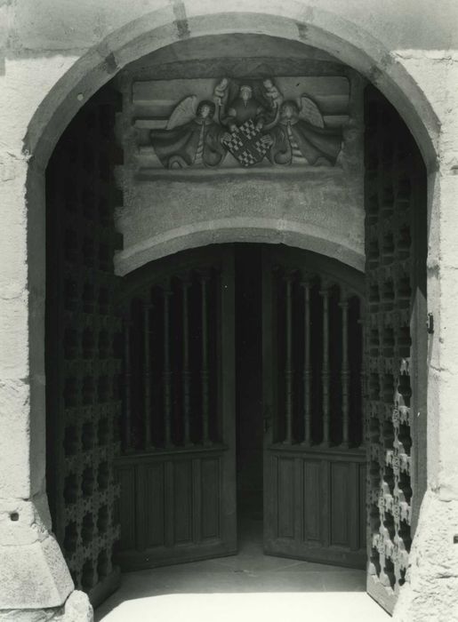 logis, rez-de-chaussée, accès au cellier depuis la cour, blason sculpté aux armes des Montrichard