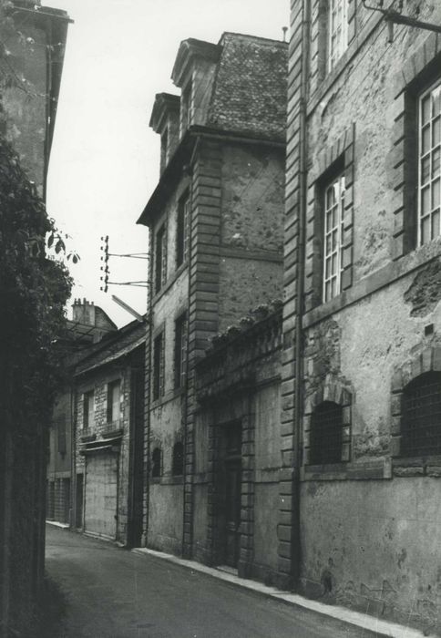 façade sur rue, vue partielle