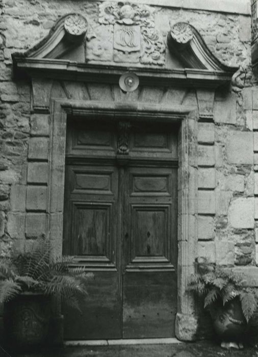 cour intérieure, porte d’accès que logis