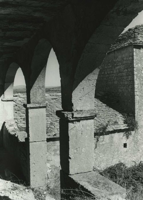 façade est sur cour, vue partielle de la loggia