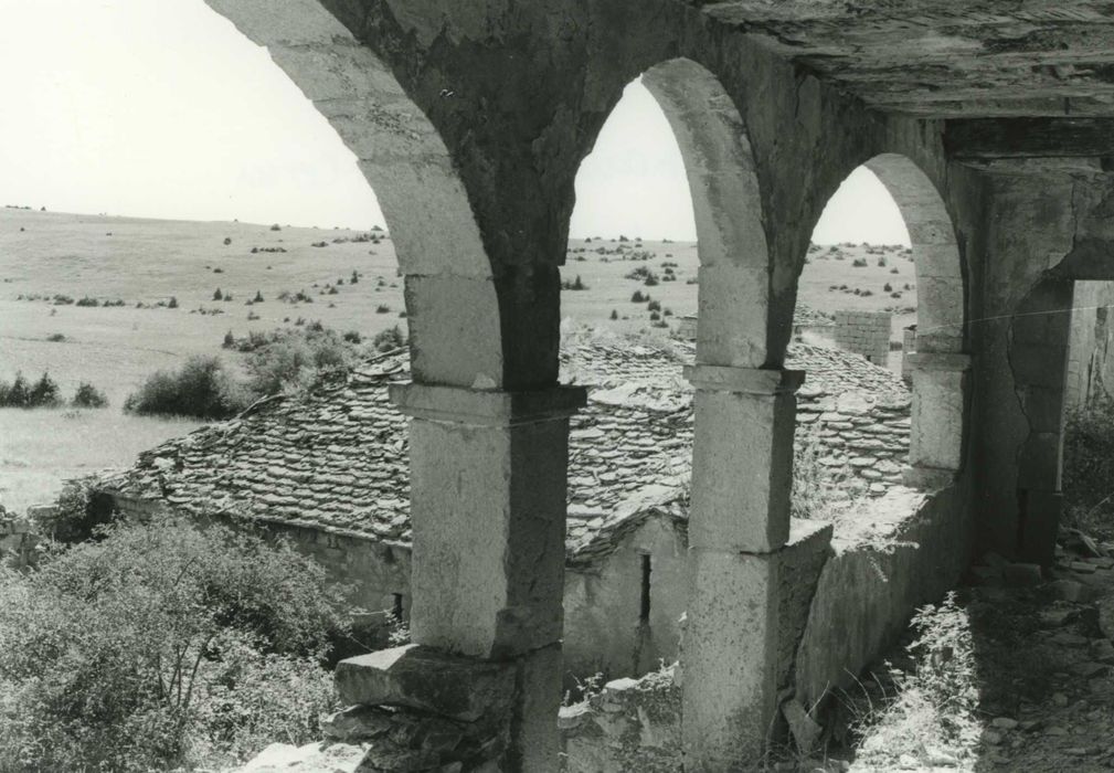 façade est sur cour, vue partielle de la loggia