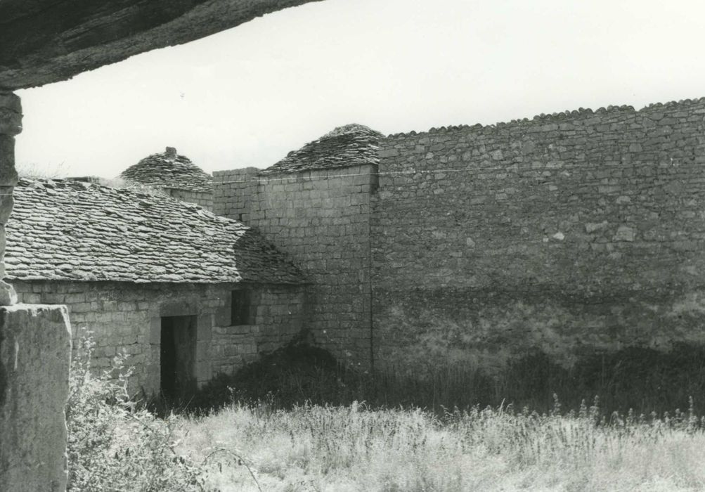 cour intérieure secondaire, façade ouest du bâtiment est, élévation nord du mur sud, vue partielle