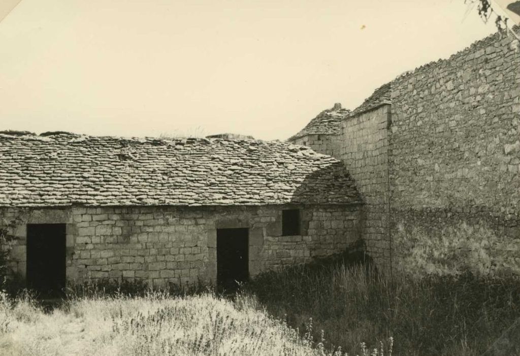 cour intérieure secondaire, façade ouest du bâtiment est, élévation nord du mur sud, vue partielle