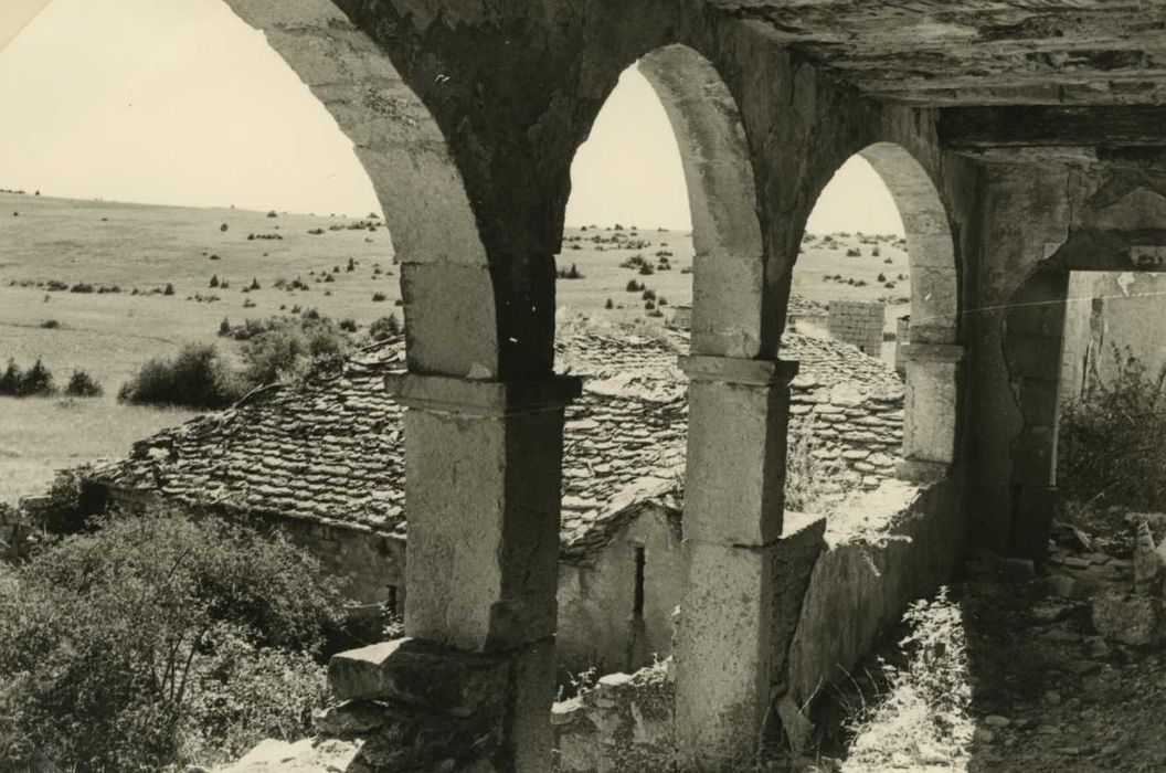 façade est, vue partielle de la loggia