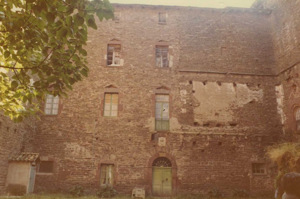 cour intérieure, aile est, façade ouest