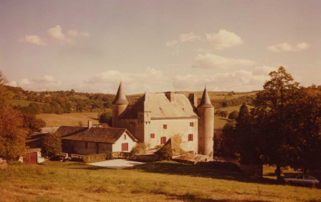 vue générale du château dans son environnement depuis le Nord-Ouest