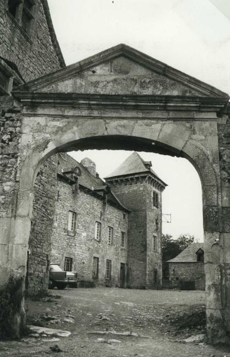 porche d’accès sud à la cour