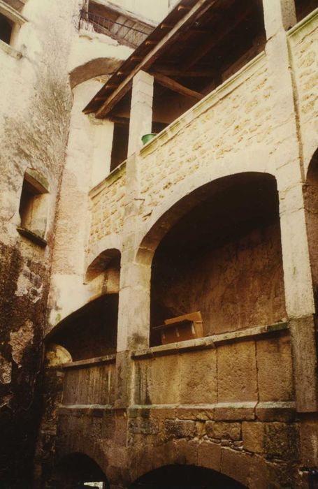 cour intérieure, vue partielle des galeries