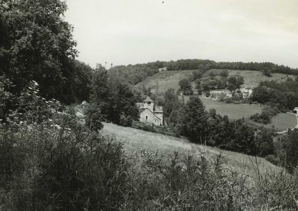 vue générale de l’église dans son environnement depuis le Sud