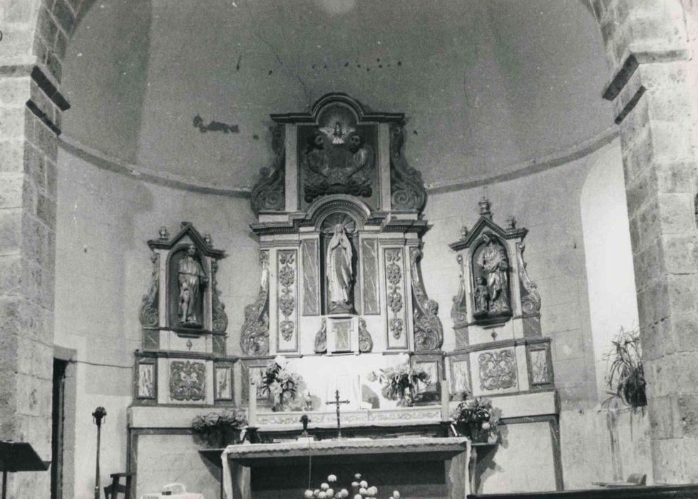 retable du maître-autel, son fronton : Couronnement de la Vierge par la Trinité, ses trois statues : Vierge à l'Enfant, Saint Roch et Saint Joseph, et tabernacle