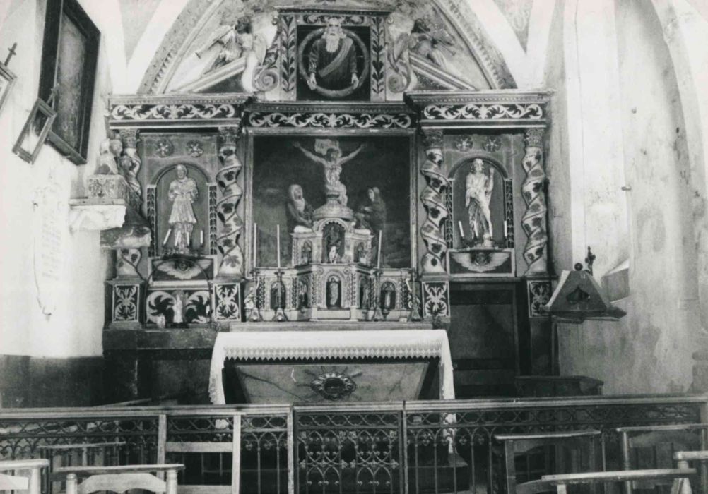 autel (maître-autel), tabernacle, retable, tableau : Christ en croix, et deux statues : Saint Jean-Baptiste et Saint Gausbert