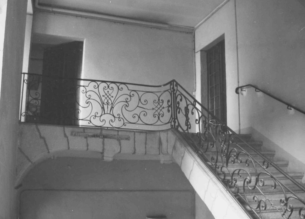 escalier monumental, détail de la rampe en fer forgé