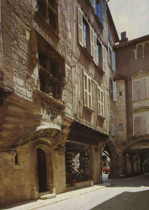 façade sur rue, vue partielle