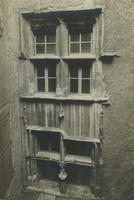 cour, détail des baies de la façade