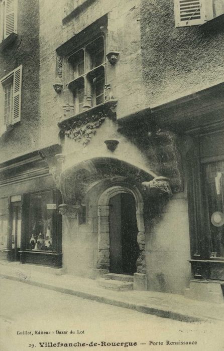 façade sur rue, vue partielle